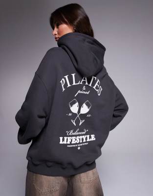 The Couture Club - Oversize-Kapuzenpullover in Anthrazit mit „Pilates und Pinot"-Grafik-Grau