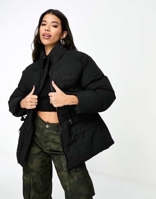 The Couture Club - Oversized dynejakke i sort med plisseringer og bindedetalje i taljen 