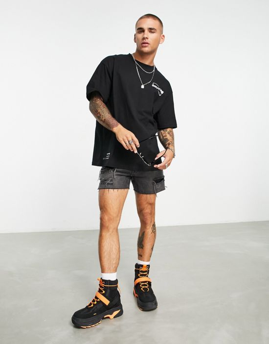 https://images.asos-media.com/products/the-couture-club-oversized-t-shirt-in-black-with-multi-logo-back-print/202798969-4?$n_550w$&wid=550&fit=constrain