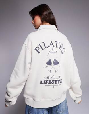 The Couture Club - Polopullover in Wollweiß mit „Pilates und Pinot"-Grafik und Knopfleiste