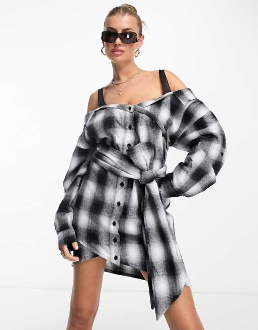 The Couture Club – Schulterfreies Kleid mit Knopfleiste vorne in Schwarz kariert
