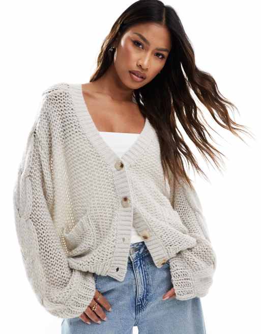 The Couture Club – Strickjacke in Weiß mit Emblem