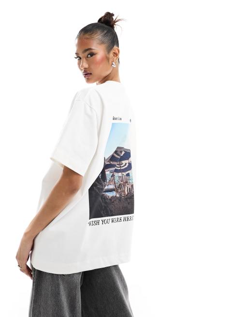 The Couture Club – T-Shirt in gebrochenem Weiß mit Foto-Print auf dem Rücken