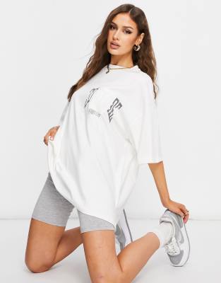 The Couture Club – T-shirt w stylu uniwersyteckim w kolorze złamanej bieli