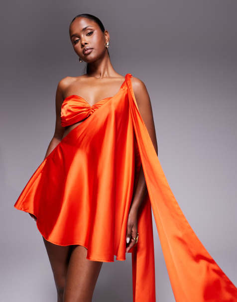 The Dolls House Circa – Anthia – Asymmetrisch geschnittenes Minikleid aus Satin in Rot - view 1