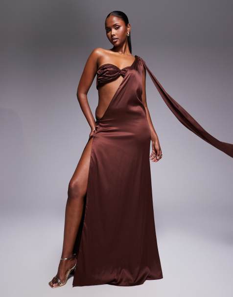 The Dolls House Circa – Anthia – Asymmetrisches Maxikleid aus Satin in Schokobraun - view 1