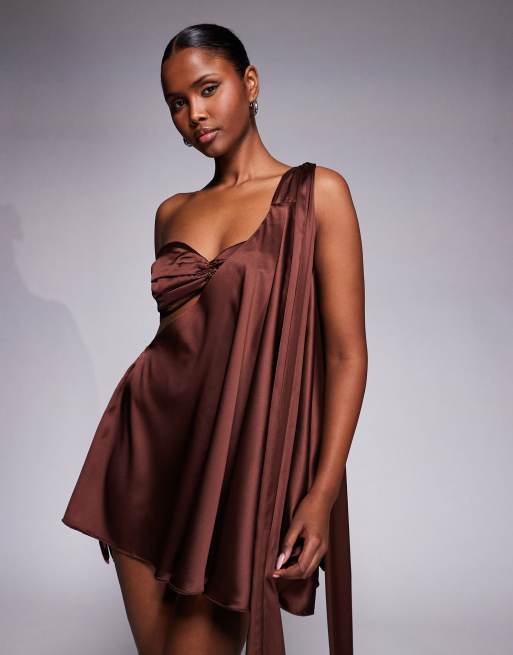 The Dolls House Circa - Anthia - Robe courte drapée en satin de qualité supérieure à découpes et épaules oversize - Chocolat, 2 de 4