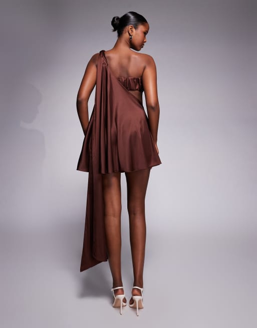 The Dolls House Circa - Anthia - Robe courte drapée en satin de qualité supérieure à découpes et épaules oversize - Chocolat, 3 de 4