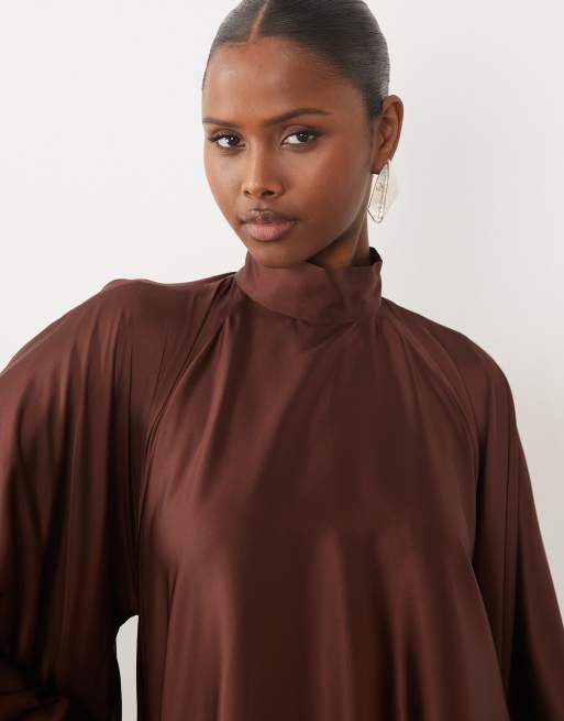 The Dolls House Circa Lorena robe courte en satin à col montant et dos nu couleur chocolat, 3 de 4
