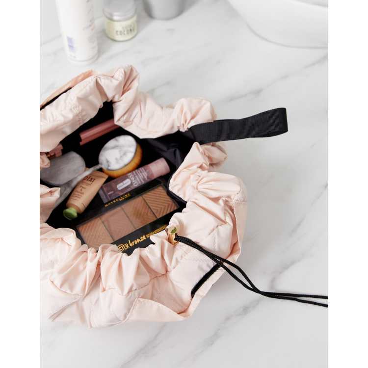 Neceser para brochas de maquillaje azul de rizo exclusivo de The Flat Lay  Co. x ASOS