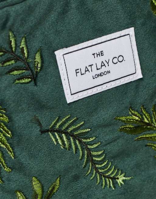 The Flat Lay Co. - Essential - Pochette con foglie ricamate verde effetto velluto, 3 di 3