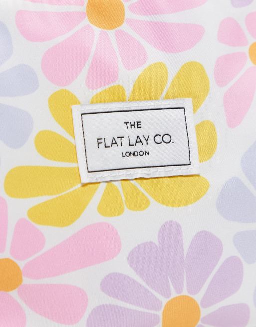 The Flat Lay Co. - Essential - Trousse a fiori - In esclusiva x ASOS , 2 di 3