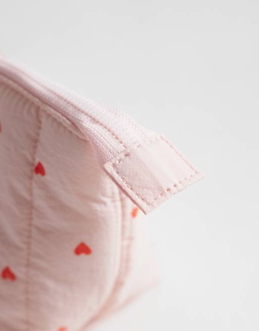 The Flat Lay Co. - Essential - Trousse per make-up imbottita rosa tenue con cuori, 2 di 5