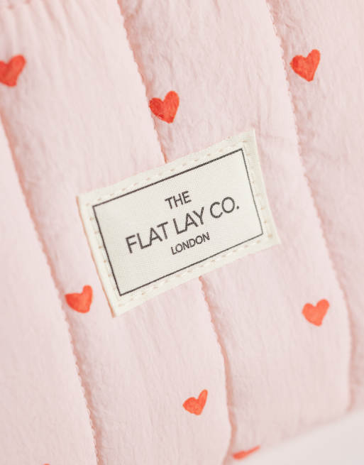 The Flat Lay Co. - Essential - Trousse per make-up imbottita rosa tenue con cuori, 3 di 5