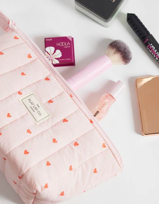 The Flat Lay Co. - Essential - Trousse per make-up imbottita rosa tenue con cuori, 4 di 5