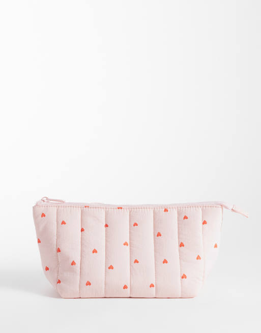 The Flat Lay Co. - Essential - Trousse per make-up imbottita rosa tenue con cuori, 5 di 5