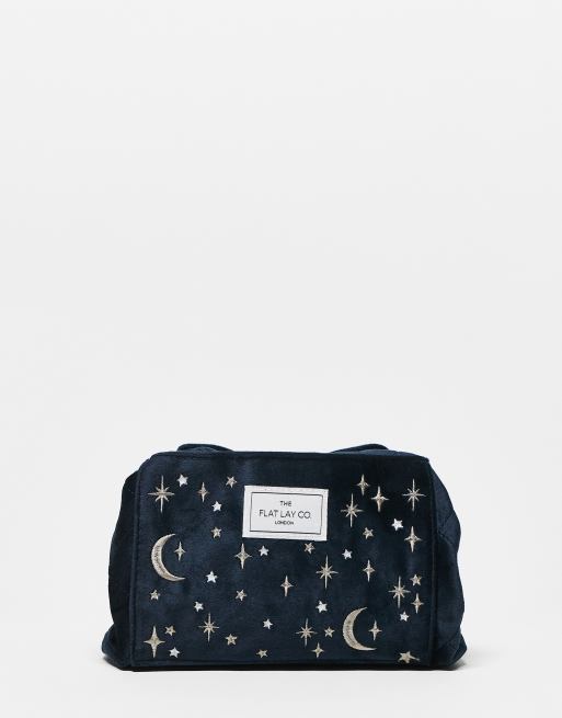 The Flat Lay Co. – Granatowa aksamitna kosmetyczka z troczkami w haftowany astronomiczny wzór 
