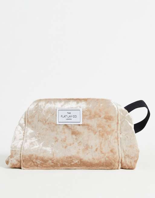 The Flat Lay Co. in esclusiva per ASOS - Trousse per make-up con coulisse in velluto riccio, colore greige