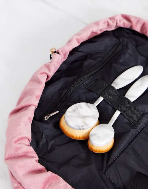 The Flat Lay Co. – Kosmetiktasche aus Samt in Rosa mit Tunnelzug, 3 von 4