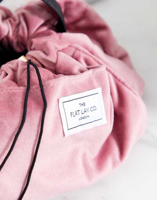 The Flat Lay Co. - Make-up tas met trekkoord in roze velours, 4 van 4