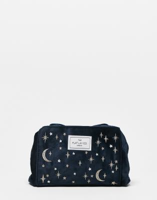 The Flat Lay Co. - Make-up-Tasche aus marineblauem Samt mit aufgestickten Himmelskörpermotiven und Kordelzug, normale Gr...