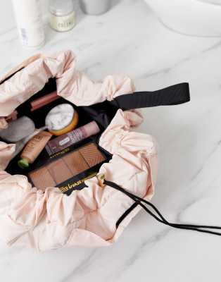 The Flat Lay Co. - Make-up-Tasche in Zartrosa mit Kordelzug-Mehrfarbig