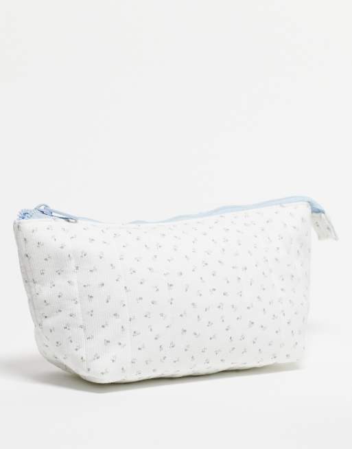 The Flat Lay Co. – Marshmallow – Basic-Kosmetiktasche aus kuscheliger Baumwolle mit Blümchenmuster, 3 von 3