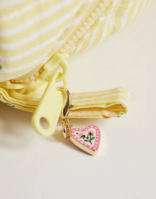 The Flat Lay Co. - Marshmallow - Firkantet makeuptaske med blomsterprint, 3 af 5