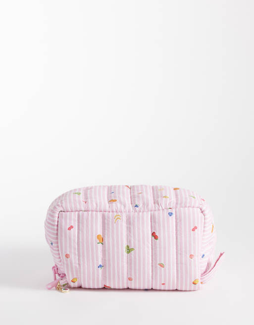 The Flat Lay Co. – Marshmallow Flat Lay – Rosa sminkväska med fruktmönster, 5 av 5