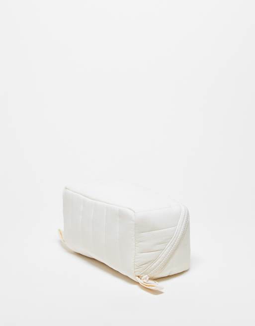 The Flat Lay Co. – Marshmallow – Vit, boxig sminkväska som öppnas platt, 3 av 3