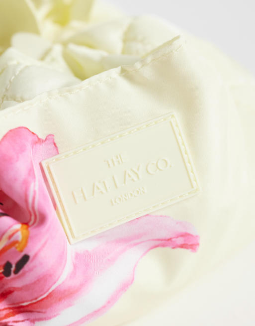 The Flat Lay Co. - Platte make-uptas met trekkoord in roze hibiscus, 3 van 4