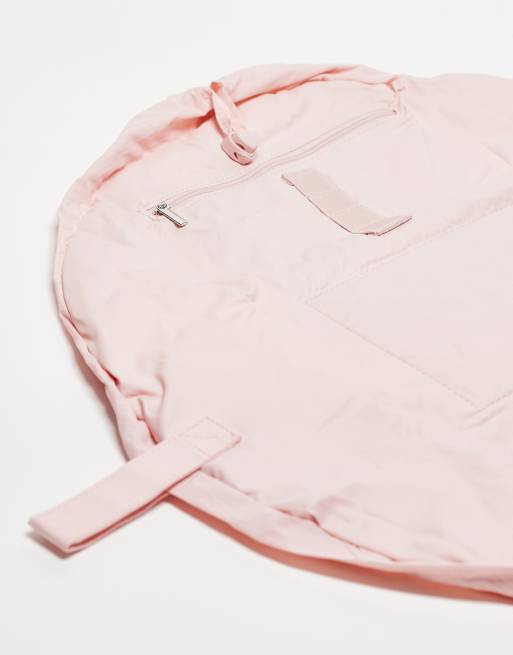 The Flat Lay Co. – Rosa sminkväska med hjärtan och dragsko, 2 av 3