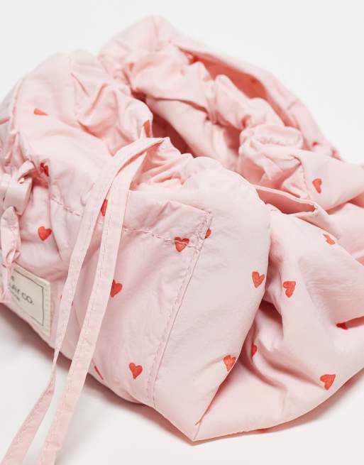 The Flat Lay Co. – Rosa sminkväska med hjärtan och dragsko, 3 av 3