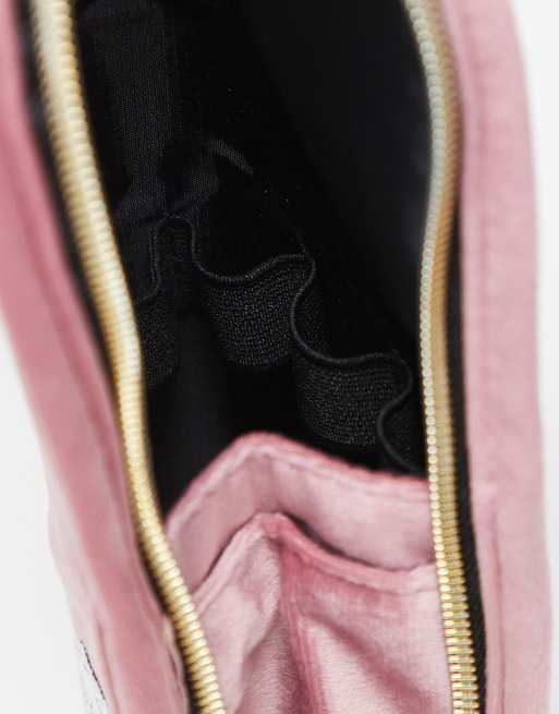 The Flat Lay Co. - Staande make-up tas van fluweel voor kwasten in roze, 2 van 3