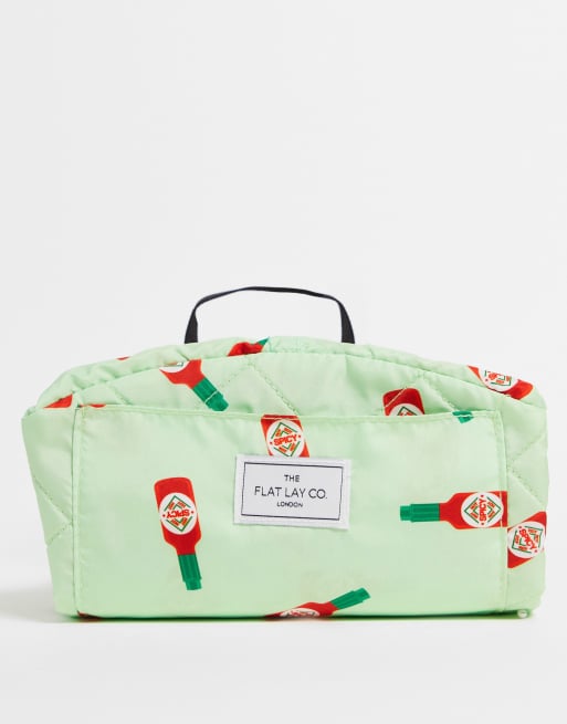 The Flat Lay Co. – Tasche mit Kordelzug in Minzgrün und Chilisauce-Print
