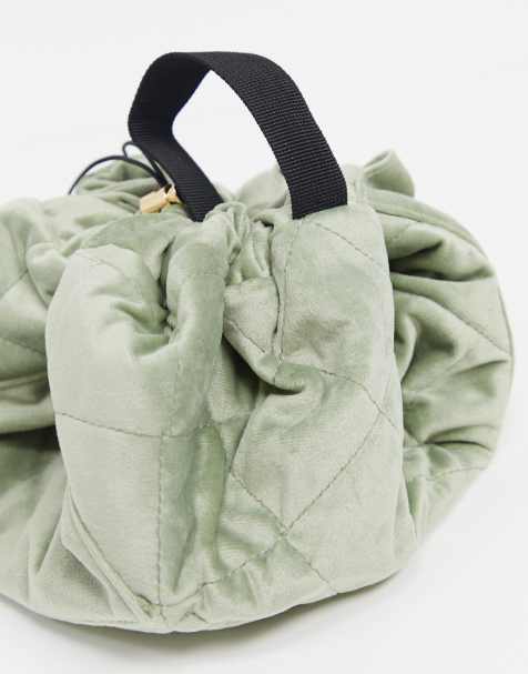 The Flat Lay Co. - Trousse à maquillage à cordon de serrage en velours - Vert sauge - view 1