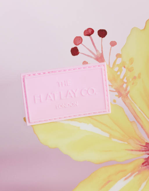 The Flat Lay Co. - Trousse de maquillage basique à motif hibiscus - Jaune, 3 de 4