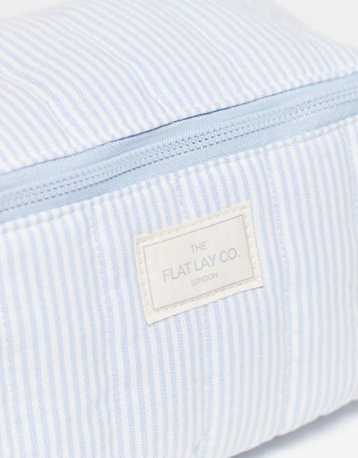 The Flat Lay Co. - Trousse ripiegabile trapuntata con coulisse - Blu cotone a righe morbido, 2 di 3