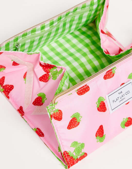 The Flat Lay Co. - Vierkante tas met aardbeienprint en groene gingham ruit, 2 van 4