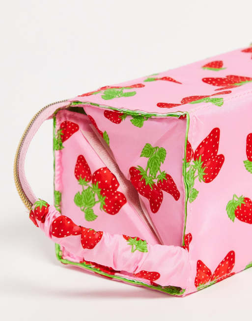 The Flat Lay Co. - Vierkante tas met aardbeienprint en groene gingham ruit, 3 van 4