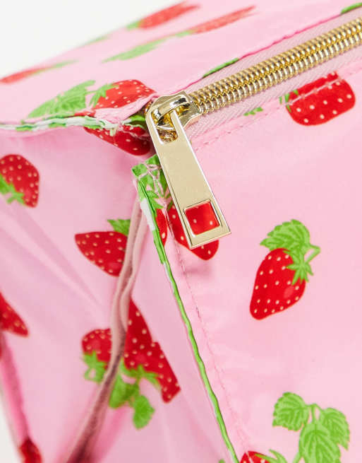 The Flat Lay Co. - Vierkante tas met aardbeienprint en groene gingham ruit, 4 van 4