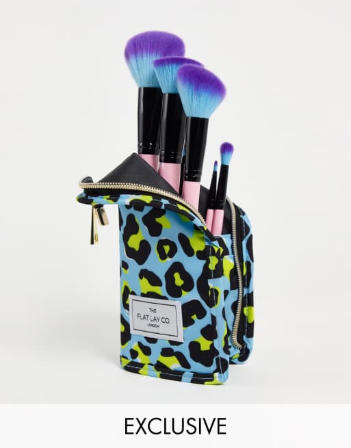 The Flat Lay Co. x ASOS - Børsteholder - Blåt leopardmønster - Kun hos ASOS