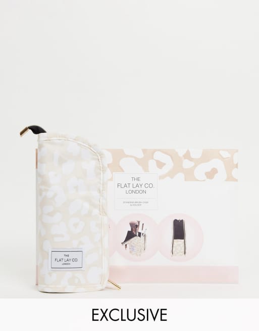 The Flat Lay Co. x ASOS – Djurmönstrat, stående borstfodral – Endast hos ASOS