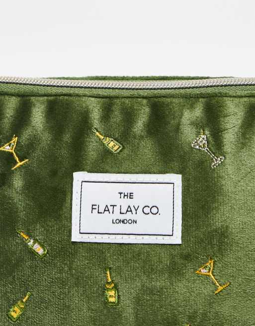 The Flat Lay Co. x ASOS - Essentials - Makeuptaske i velour med drinks-broderinger - Kun hos ASOS , 2 af 3