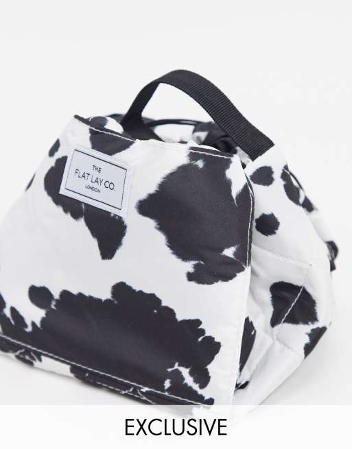 The Flat Lay Co. X ASOS - Exclusieve make-up tas met trekkoord - Koeienprint