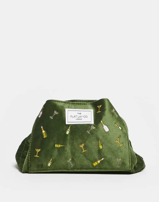 The Flat Lay Co. x ASOS Exclusive – Aksamitna ściągana na sznurek kosmetyczka w haftowany wzór z motywem drinków