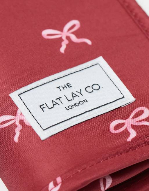 The Flat Lay Co. X ASOS EXCLUSIVE – Bürstenhalter in Burgunderrot mit Schleifen, 2 von 4