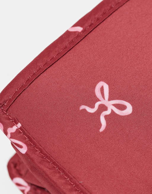 The Flat Lay Co. X ASOS EXCLUSIVE – Bürstenhalter in Burgunderrot mit Schleifen, 4 von 4