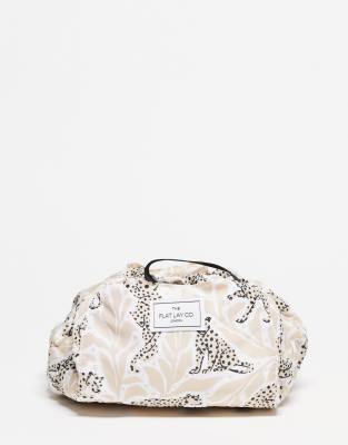 Эксклюзивная косметичка на шнурке от ASOS Flat Lay Co. X в нейтральных цветах Cheetahs