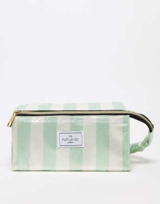 The Flat Lay Co. X ASOS Exclusive Flach offnende Make up Tasche aus Satin in Salbeigrun gestreift ASOS